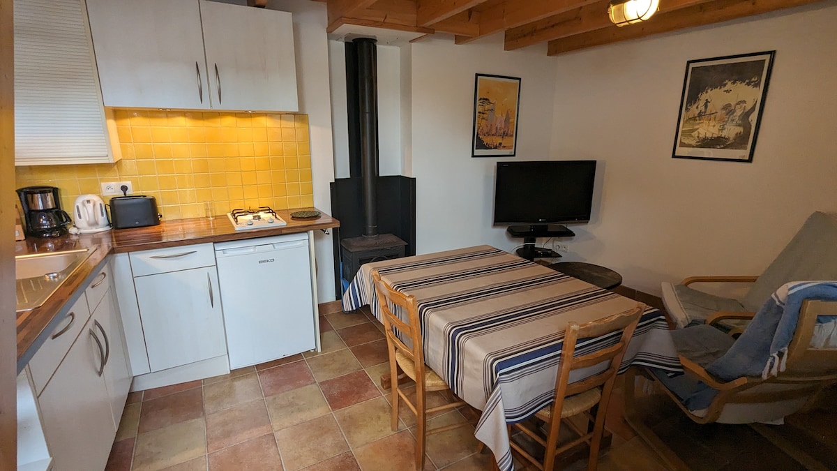 Popular Airbnb listing: Cottage 2 steps from the beach in Arzon