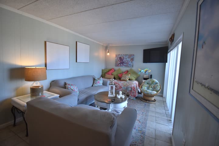 Oceanfront - Sleeps 8 | Prime Location - Ocean City, MD