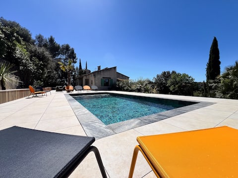 Quiet villa with view and pool