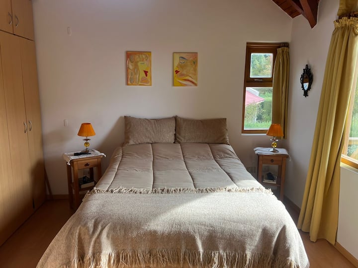 חדר שינה ראשי עם טלוויזיה