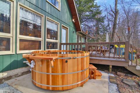 Bear Den ~Luxury Chalet ~HotTub
