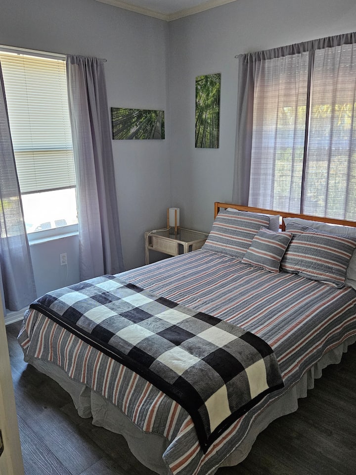 Dormitorio con cama queen