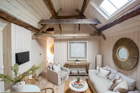 Successful Airbnb property: Stunning Cotswold Coach House Opposite Open Fields in Oxfordshire
