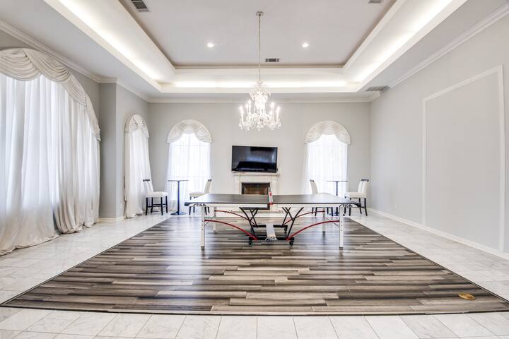 7600 Square Foot Grand Estate. gallery image 4