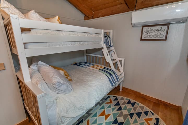 Ეს საძინებელი ველოსიპედის თემატურია. Ამ ოთახის ორსართულიან საწოლს ზემოდან ერთი ლეიბი აქვს, ქვემოთ კი - ორადგილიანი ლეიბი. 