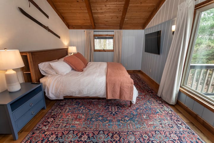 Დიდი ზომის საწოლი ცალკე აივნითა და გაზის ბუხრით. 