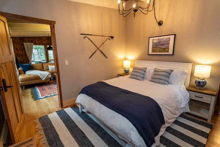 1-ლი სართულის საძინებელი. გოლფის თემატური ოთახი დიდი საწოლით და მიმაგრებული ცალკე სააბაზანოთი. 