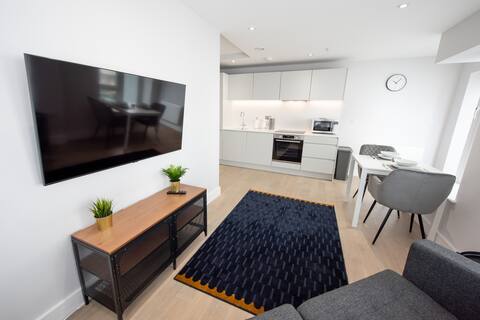 Central Brentwood Apartment with balcony & parking