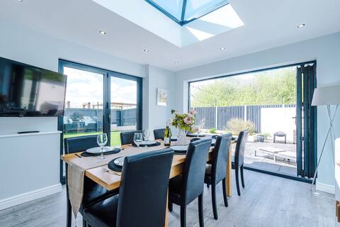 5 bed Luxury Retreat with Spacious Living Spaces