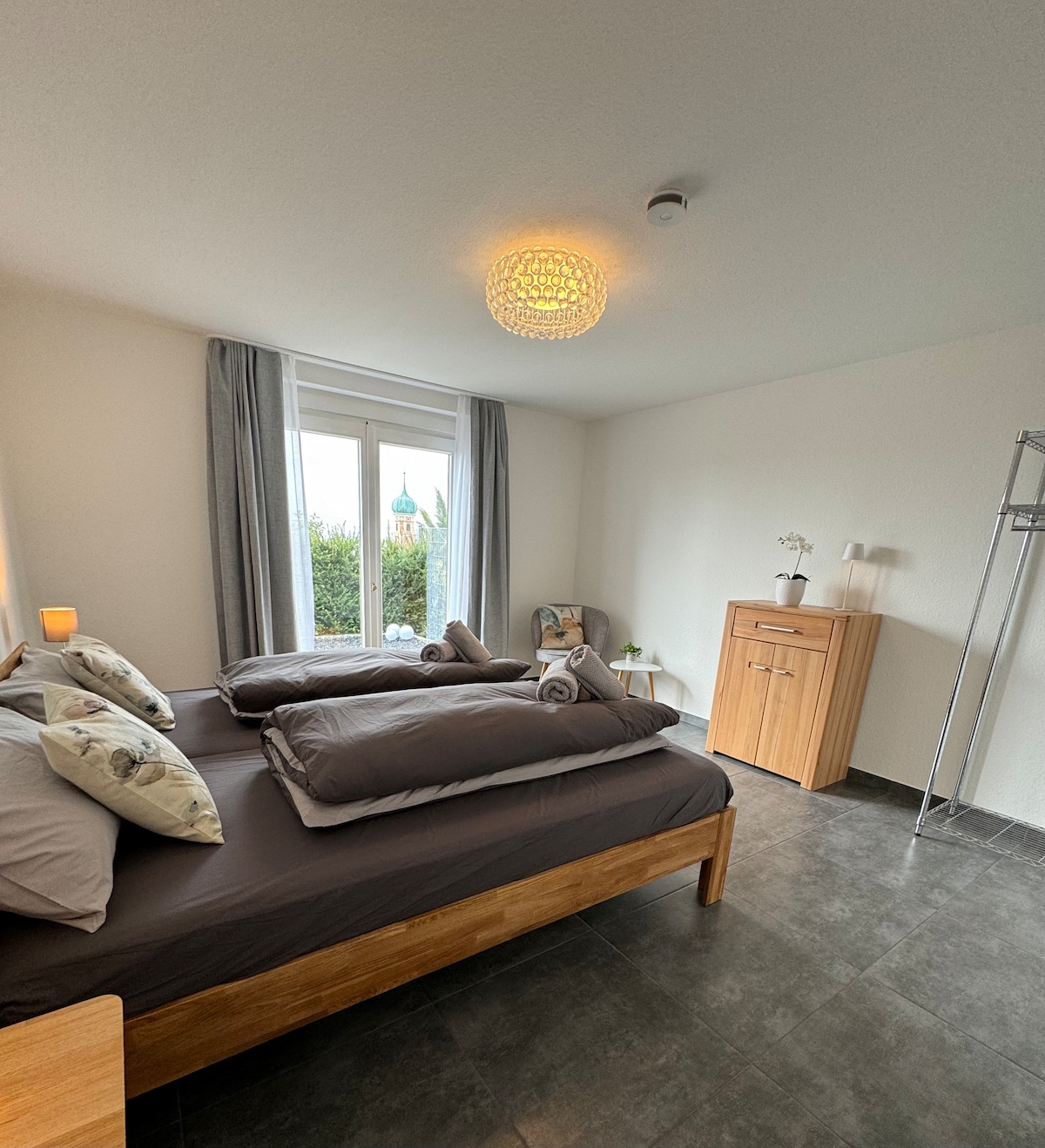 Dhomë gjumi me 2 krevate tek 90x200cm, të cilat mund të shtyhen së bashku në një krevat dopio.