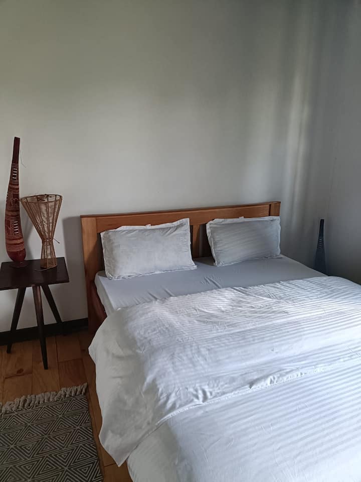 מיטה זוגית עם ארון.  וילונות האפלה או אור טבעי