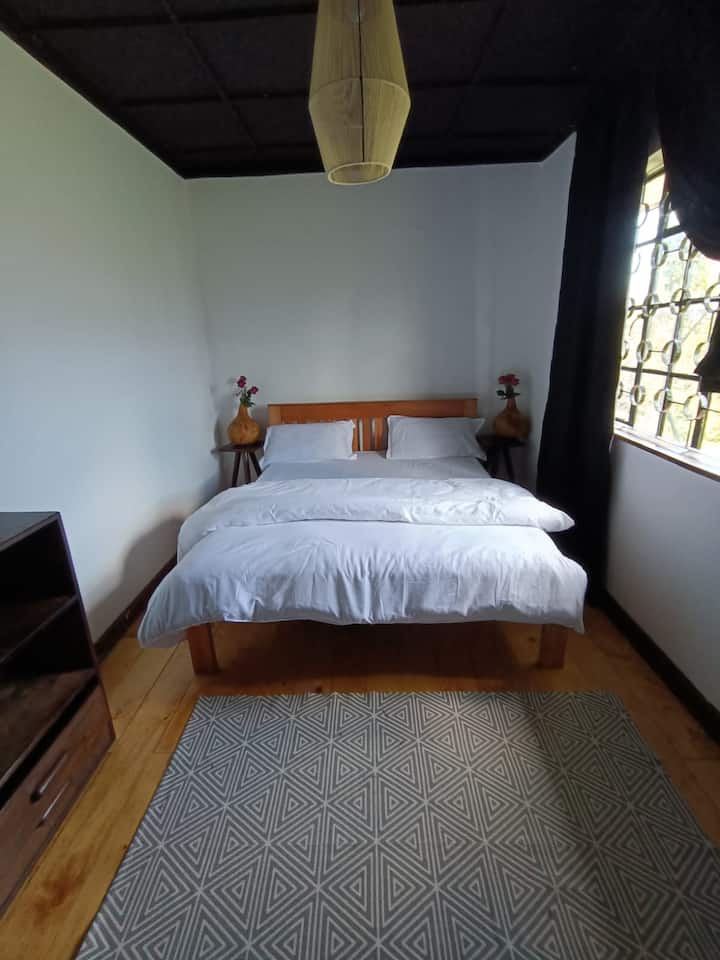 מיטה זוגית עם מגירת שידות.  וילונות האפלה או אור טבעי