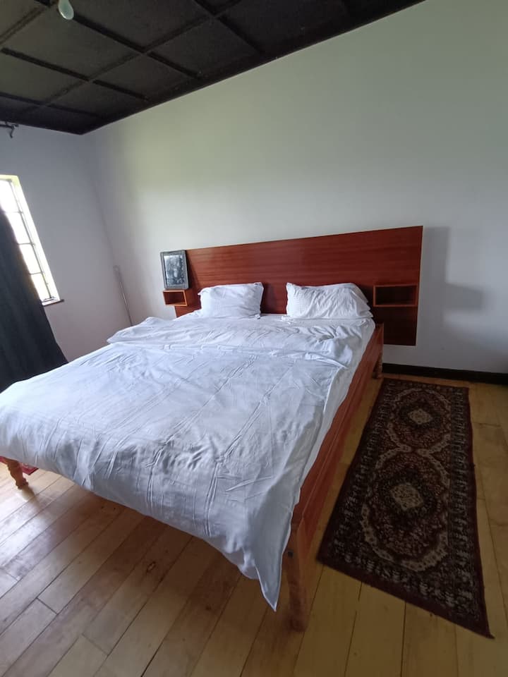 מיטה גדולה עם מזרן קינג סייז 6x6. וילונות האפלה או אור טבעי.  חדר ארונות