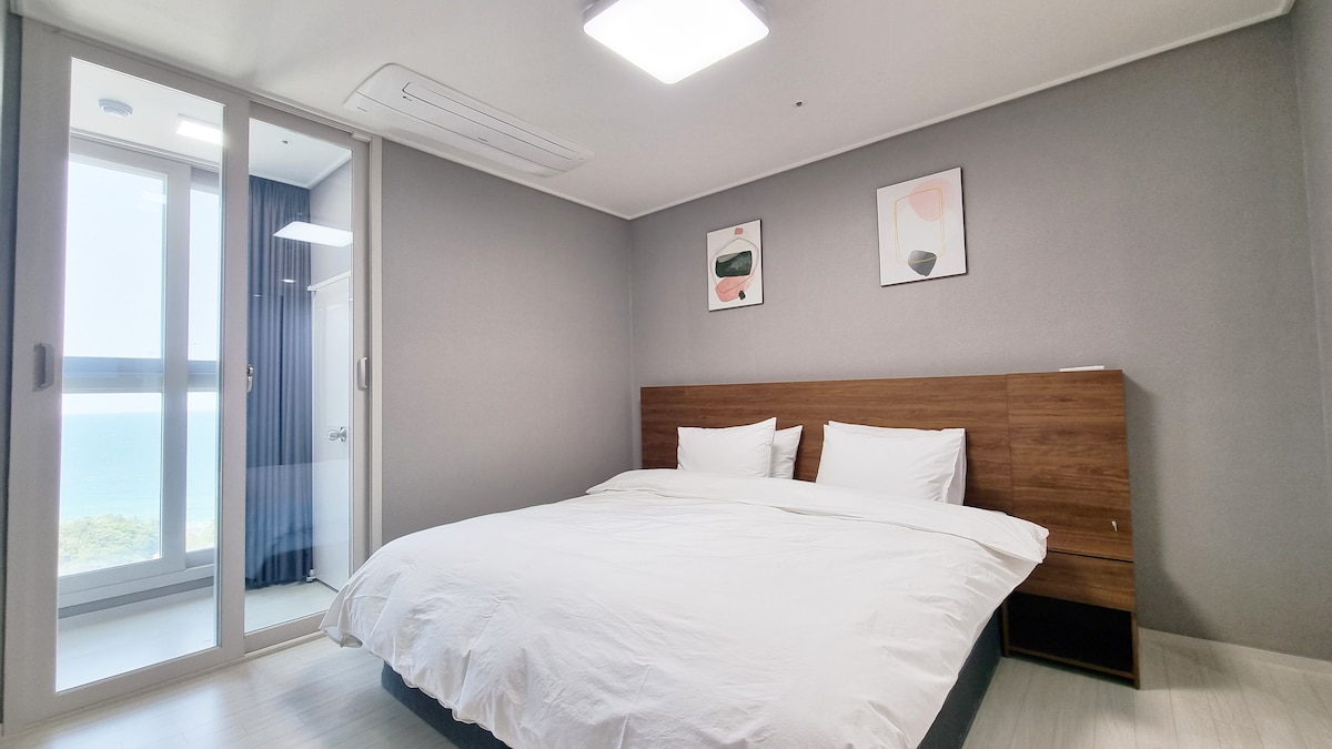 加大双人床、遮光窗帘、空调、梳妆台、更衣室（保险箱/烘干机/衣架/简单椅子）