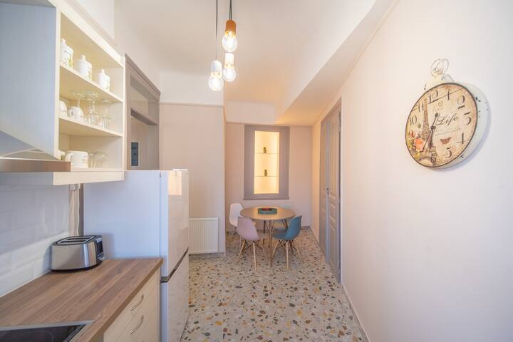 Oikia Tripodon gallery image 4