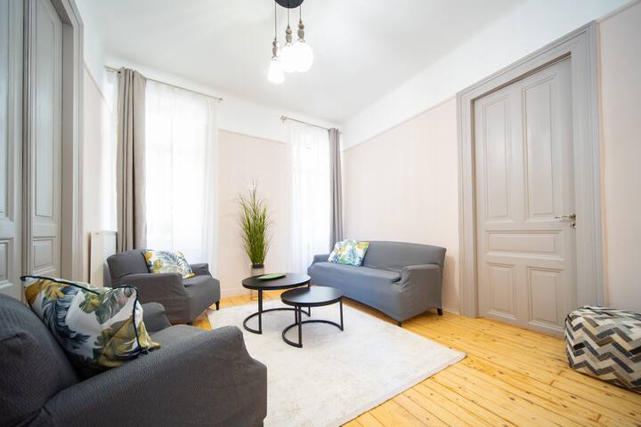 Oikia Tripodon gallery image 2