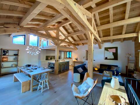 140 m² duplex in the heart of Arêches for up to 8 people.