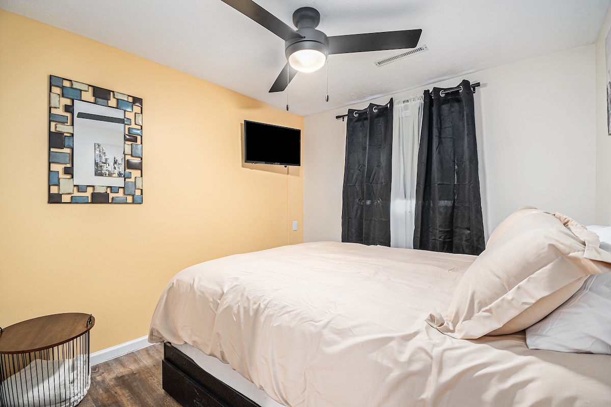 Druhá spálňa, ktorá sa nachádza v suteréne, obsahuje posteľ v plnej veľkosti a televízor s vysokým rozlíšením.
