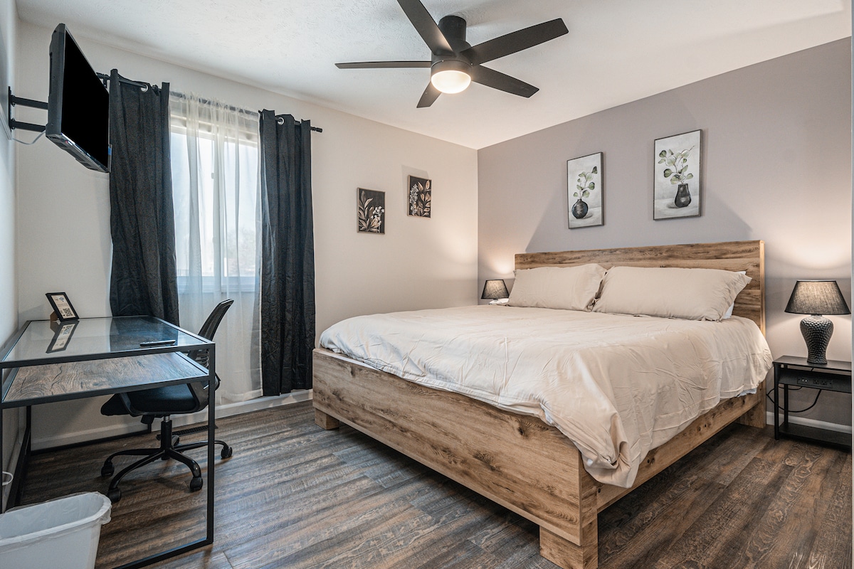  Spálňa obsahuje písací stôl, manželskú posteľ, stoličku, televízor s vysokým rozlíšením, skriňu a zatemňovacie závesy.