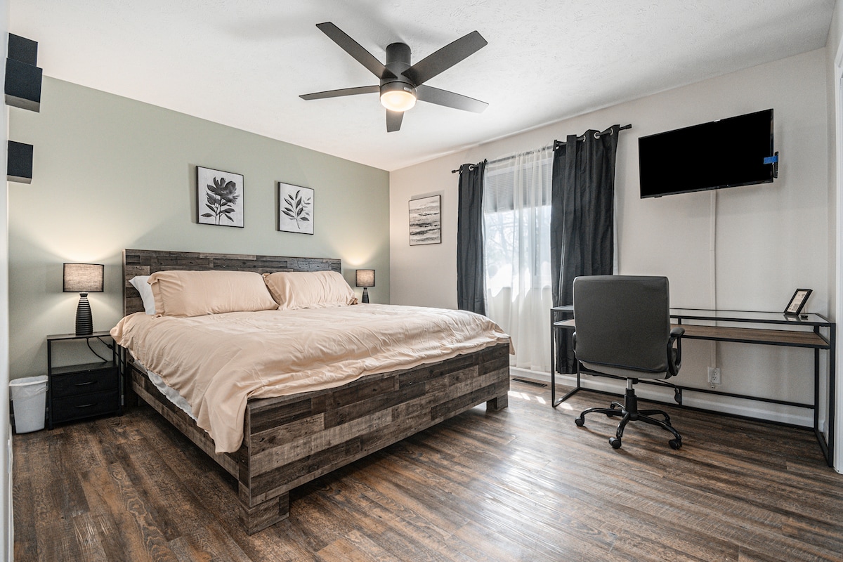  Spálňa obsahuje písací stôl, manželskú posteľ, stoličku, televízor s vysokým rozlíšením, skriňu a zatemňovacie závesy.