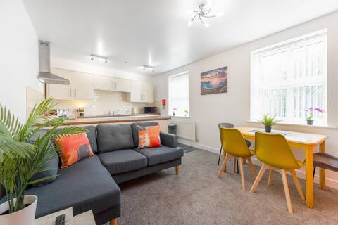 NEW! Stylish 5-Bed Flat in Thornaby, Big groups!
