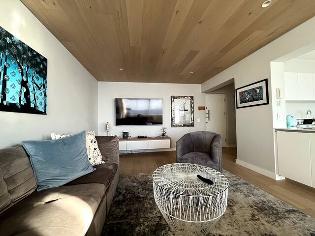 Modern, sea-facing apartment gallery image 3