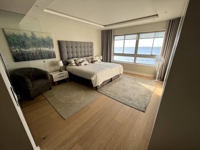 Modern, sea-facing apartment gallery image 5