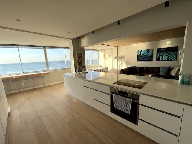 Modern, sea-facing apartment