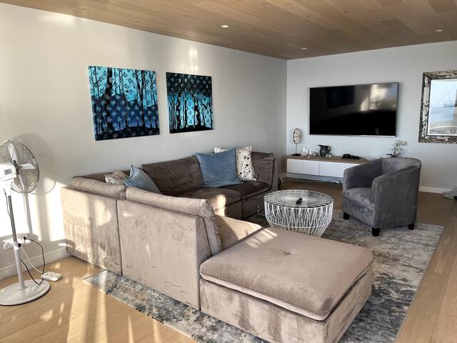 Modern, sea-facing apartment gallery image 4