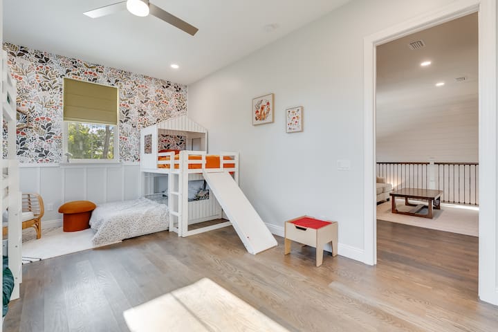 2nd FLOOR = Kids room 
เตียงคู่ 3 และเตียงใหญ่ 2 เตียง 