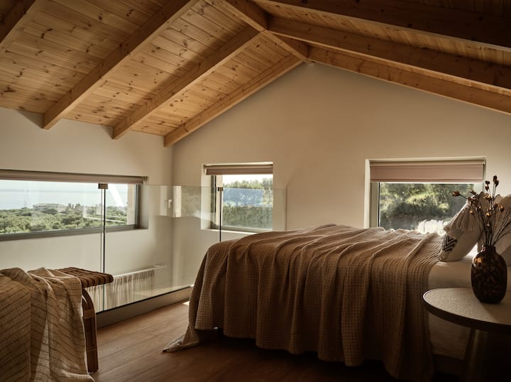 Mezzaninebed, met kingsize bed (1,80x2,00) met uitzicht op zee. 