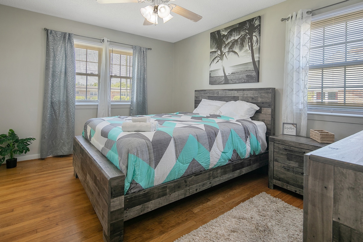 Примарна спална соба со брачен кревет