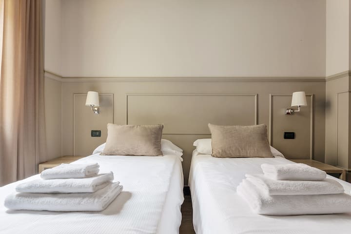 Appartamento in Centro sotto le Torri gallery image 3