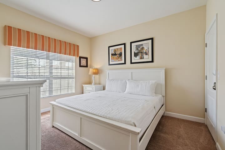 חדר השינה המעוצב בצניעות שלנו מספק מרחב נעים למנוחה.