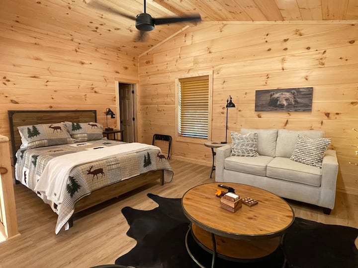 Oddýchnite si v manželskej posteli a zabavte sa v tejto útulnej herni. Vychutnajte si sledovanie inteligentnej televízie na pohodlnej pohovke alebo vyzvite svojich priateľov na hru na klasickom hracom automate. Ideálne na rodinnú zábavu alebo noc s priateľmi všetkých vekových kategórií.