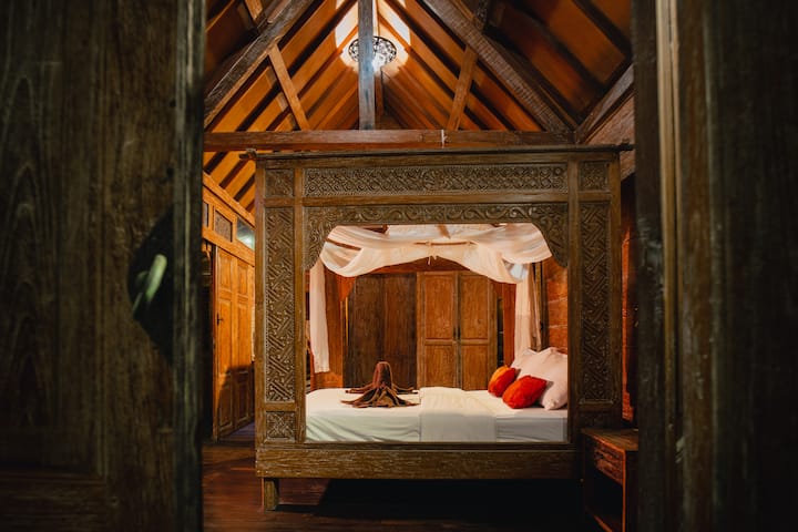 Spite štýlovo v tejto krásnej posteli ručne vyrobenej zo starožitného dreva. Izba Bedos.