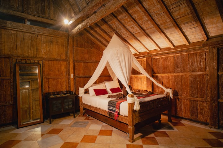 Izba „Kacung 2“ má hlavnú manželskú posteľ a pod ňou samostatnú rozkladaciu posteľ, aby sa vaše deti mohli pohodlne vyspať.