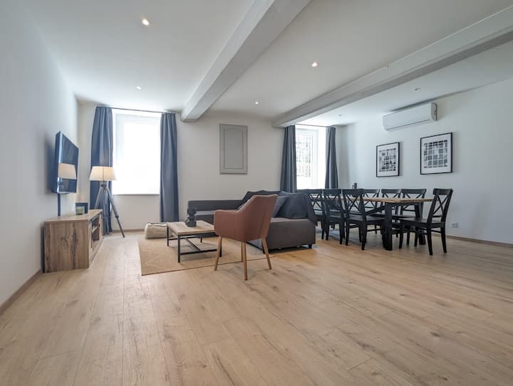 Veľmi skvelá svetlá obývacia izba s pohodlnou rozkladacou pohovkou. Je ideálny na oddych a má aj veľký stôl až pre 10 osôb. Ideálne na príjemné chvíle pre rodiny alebo skupiny priateľov.