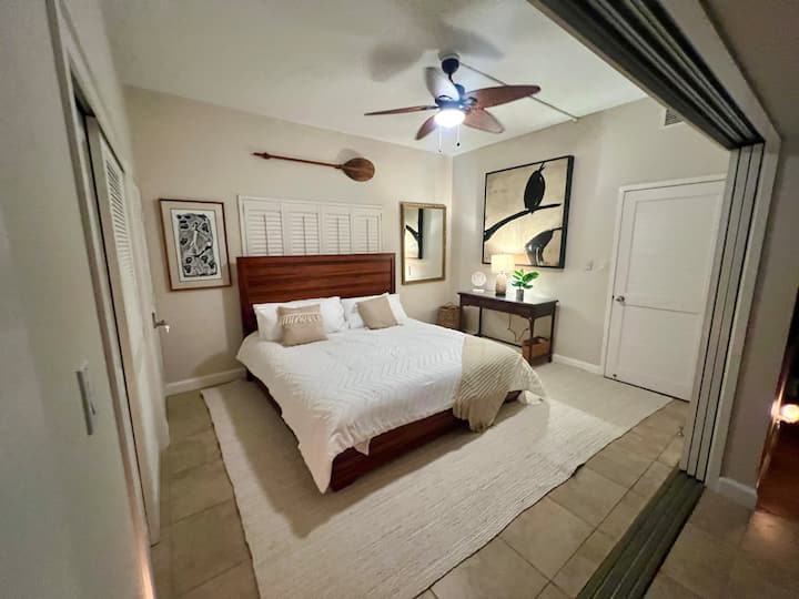 Dormitorio de invitados con cama tamaño king 