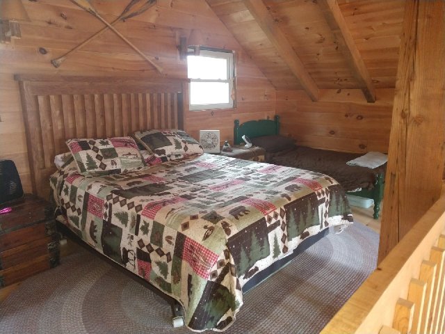 Loft s manželskou posteľou a dvojčatami.