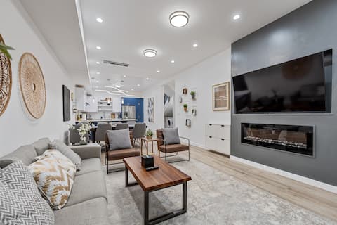 Top Airbnb: 4Br4Ba Spacious | Movie & Game Room + Garage in South Of Market