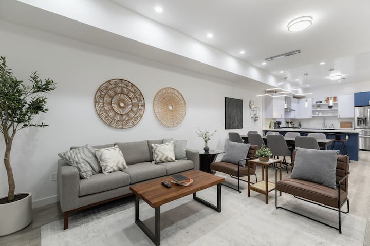 Spacious 4 Bed 4Bath | Rooftop, Game Room & Garage gallery image 2