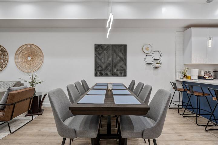 Spacious 4 Bed 4Bath | Rooftop, Game Room & Garage gallery image 4