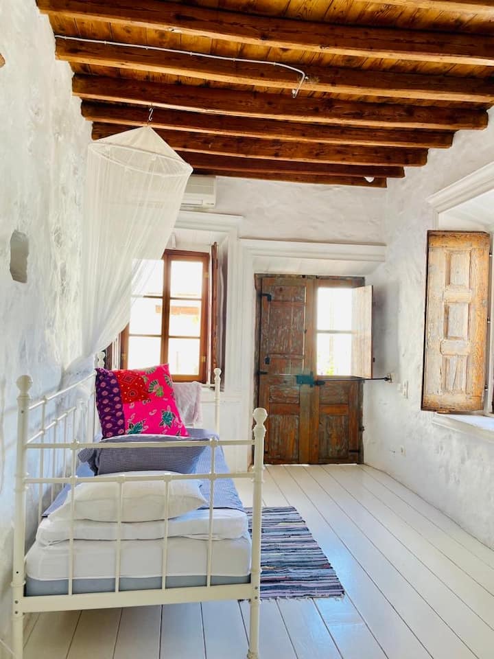 Krevat tek i lidhur me dhomën e gjumit me madhësi dopio "queen".