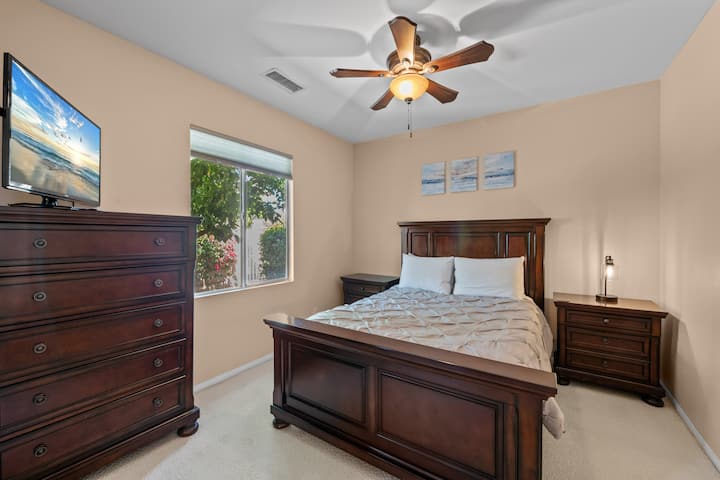 Pohodlná posteľ s veľkým televízorom.