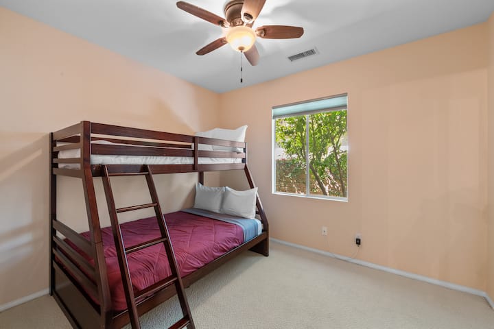 Spálňa s poschodovou posteľou.