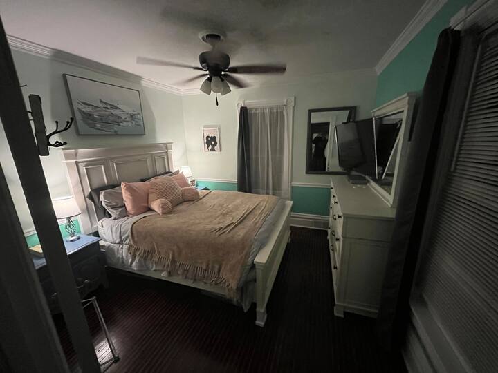 舒适的标准双人床，步入式衣帽间。 所有客房均配备有线电视。