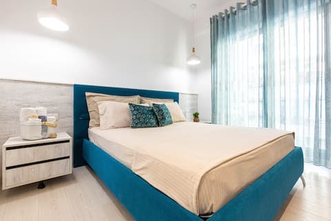 Superior 1BR apt | Sea View, Parking & Kitchen
