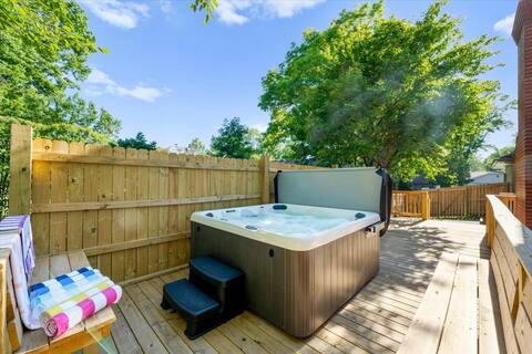 Stunning family retreat w/hottub-game room-theater