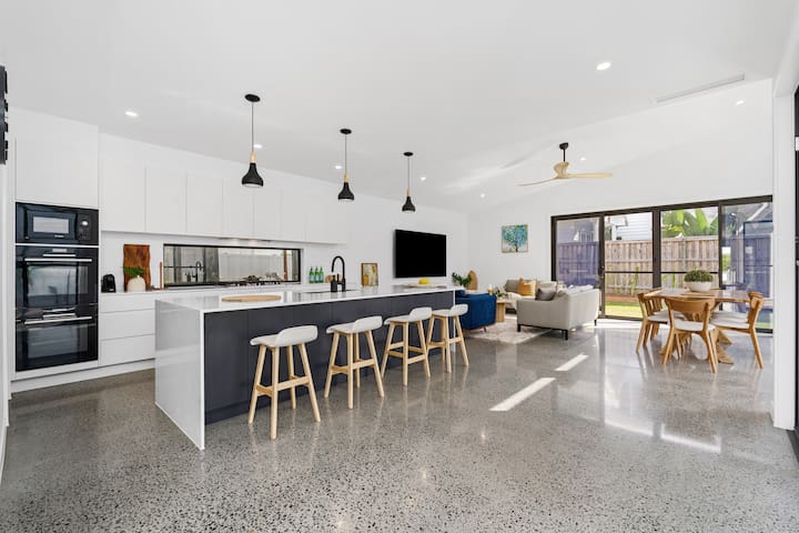 Black Wattle Beach House – just opposite the beach gallery image 4